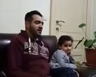 Kuranı kerim okuyan babasının hatalarını düzelten küçük kız!