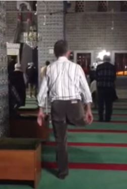 Tek bacağı ile namaz kalan fiziki engeli olan,ruhsal engeli olmayan müslüman