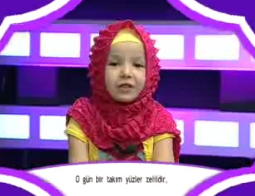 Ne güzel Kuran-ı Kerim okuyor...